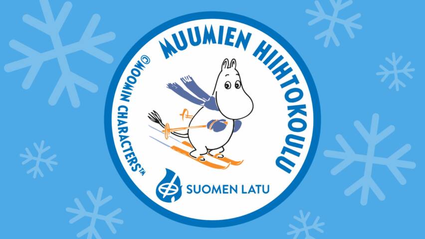 Muumien hiihtokoulun logo talvisella taustalla. Logossa Muumipeikko laskee mäkeä ja siinä on teksti: Muumien hiihtokoulu ©Moomin characters Suomen latu.