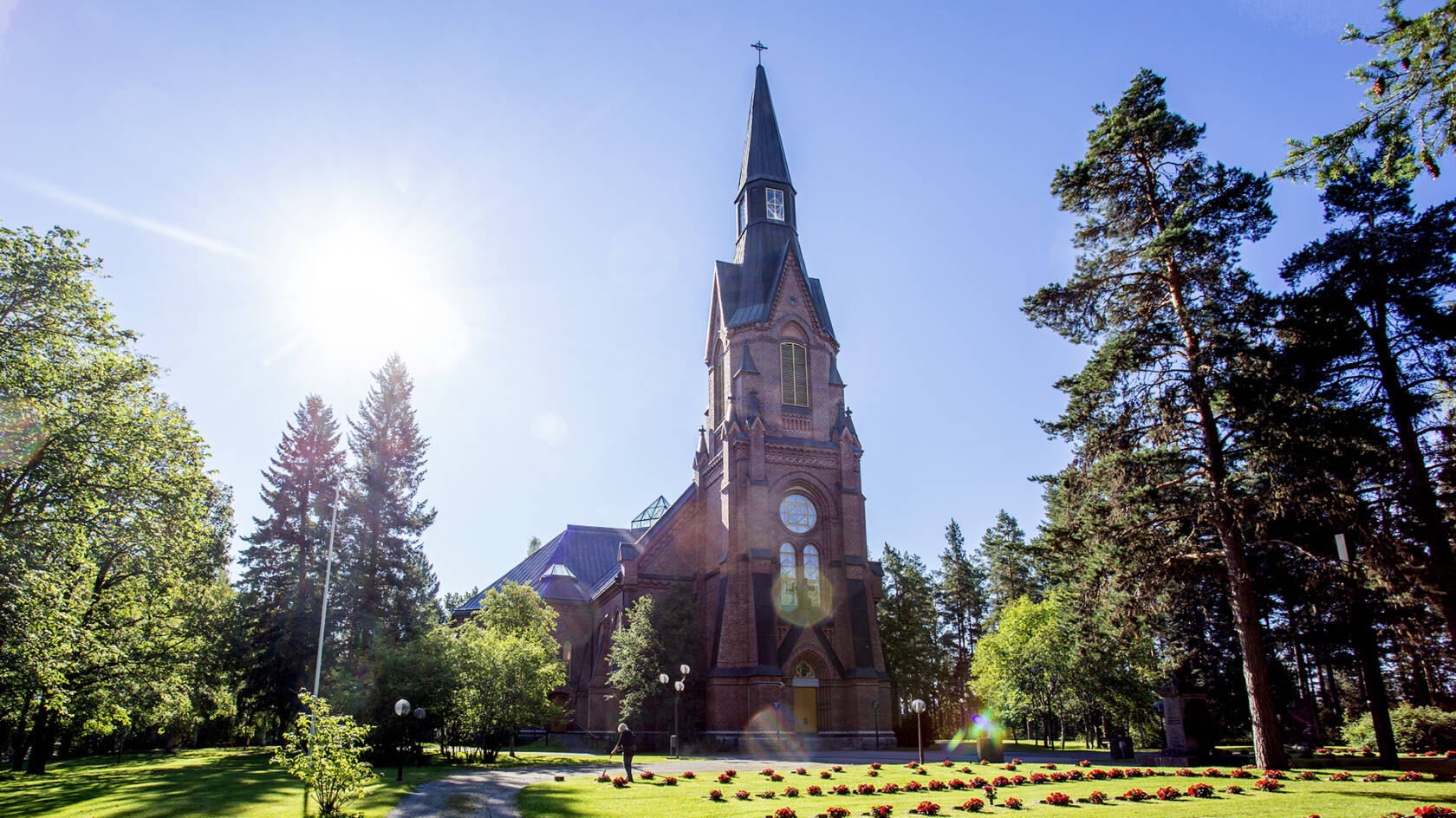 Rantasalmen kirkko ulkoapäin kesällä.