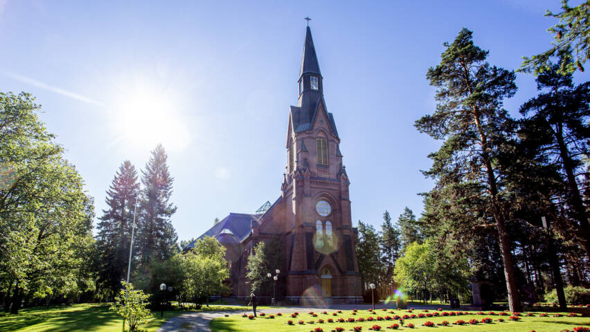 Rantasalmen kirkko ulkoapäin kesällä.