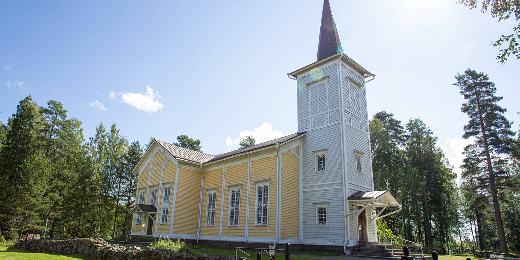 Savonrannan kirkko kesällä ulkoapäin.