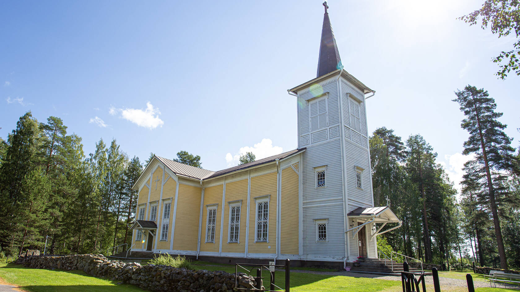 Savonrannan kirkko kesällä ulkoapäin.