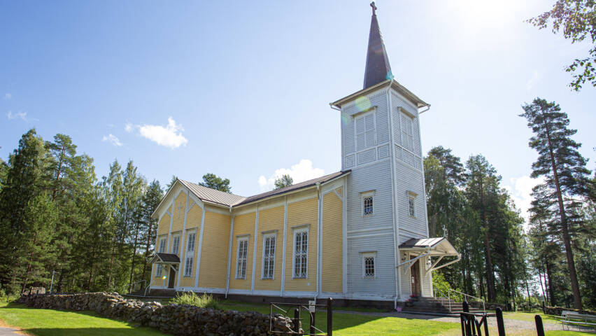 Savonrannan kirkko kesällä ulkoapäin.