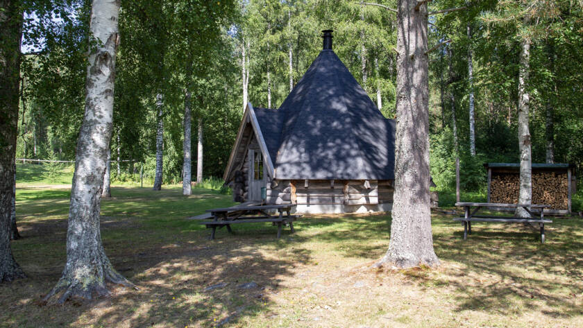 Hirvaslahden kota ulkoapäin kesällä.