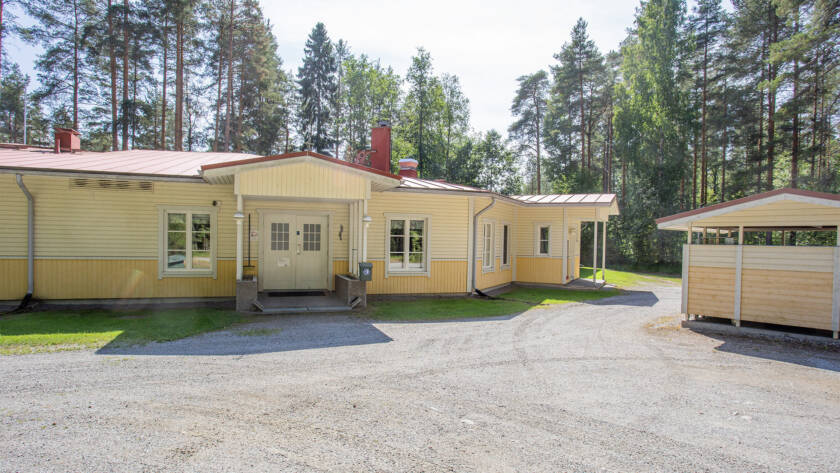 Hirvaslahden leirikeskuksen päärakennuksen etuovi kesällä.
