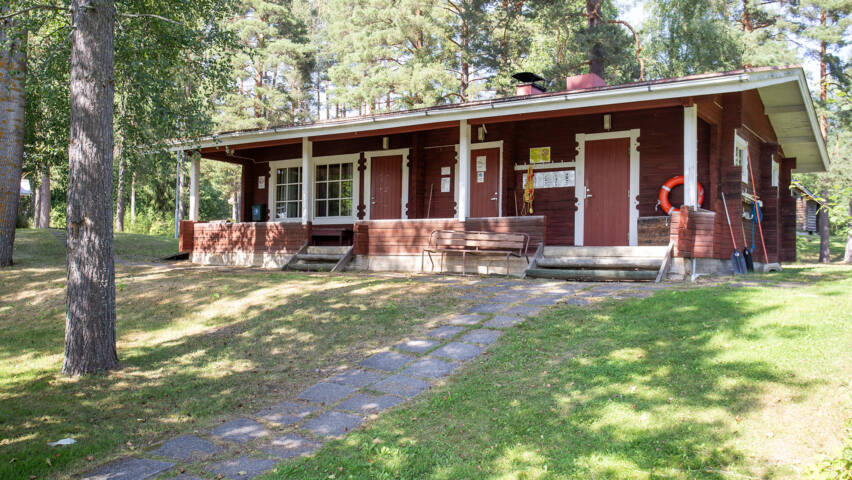 Hirvaslahden rantasauna kesällä ulkoapäin.