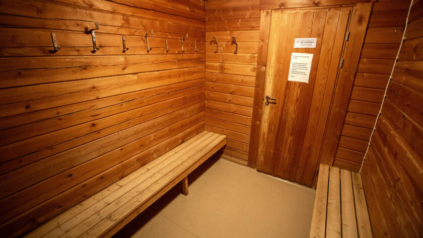 Hirvaslahden rantasaunan pukuhuone.