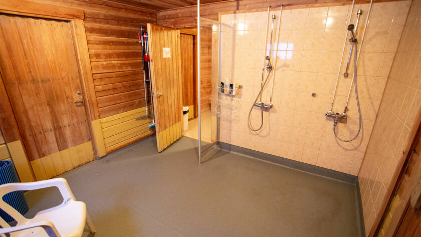 Hirvaslahden rantasaunan suihkutila.