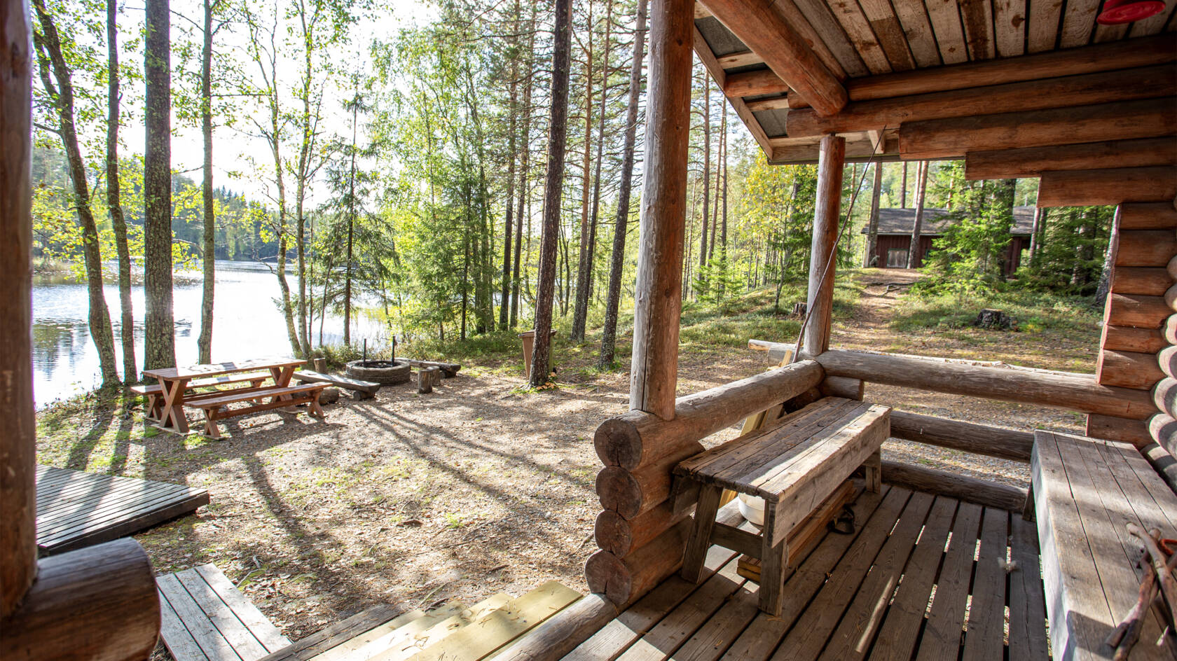 Huosion piha-alue ja ranta rantasaunalta katsottuna kesäaikaan.