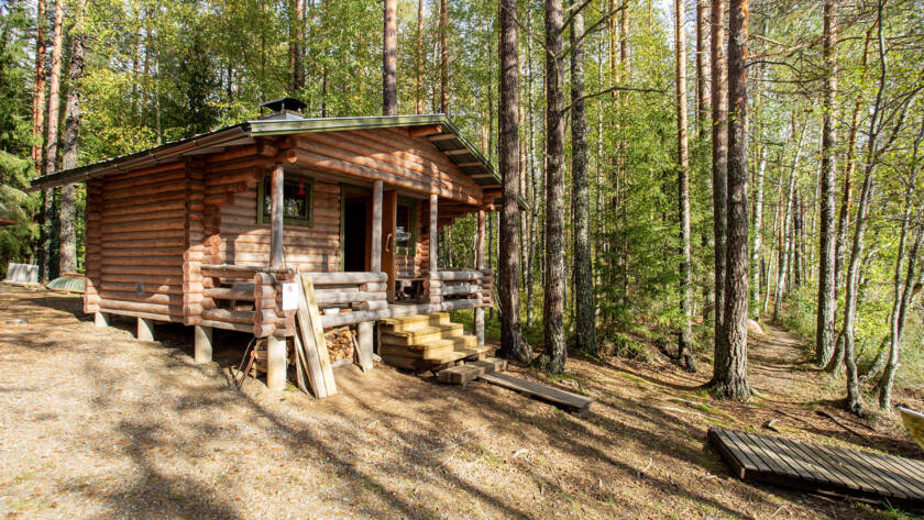 Huosion ulkosauna ulkoapäin kesällä.