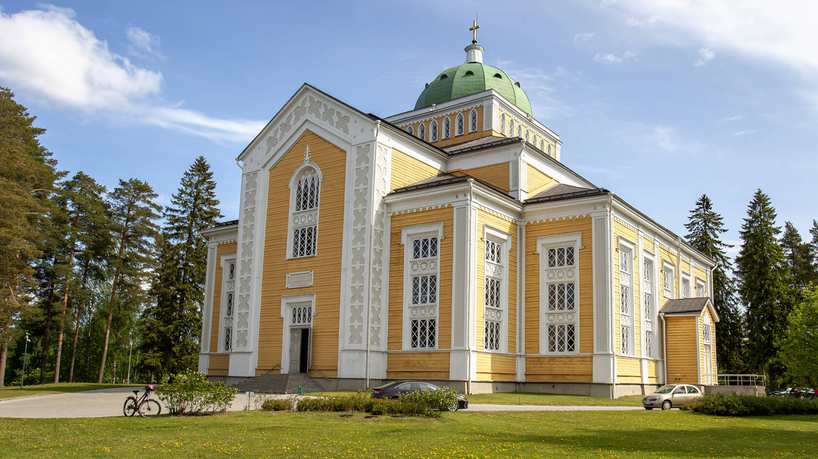 Kerimäen iso puukirkko kesällä ulkoapäin.