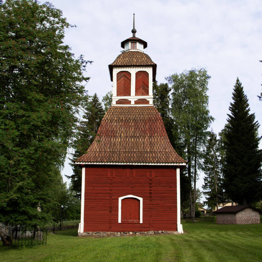 Vanha Kirkkoniemen kellotapuli kesällä ulkoapäin.