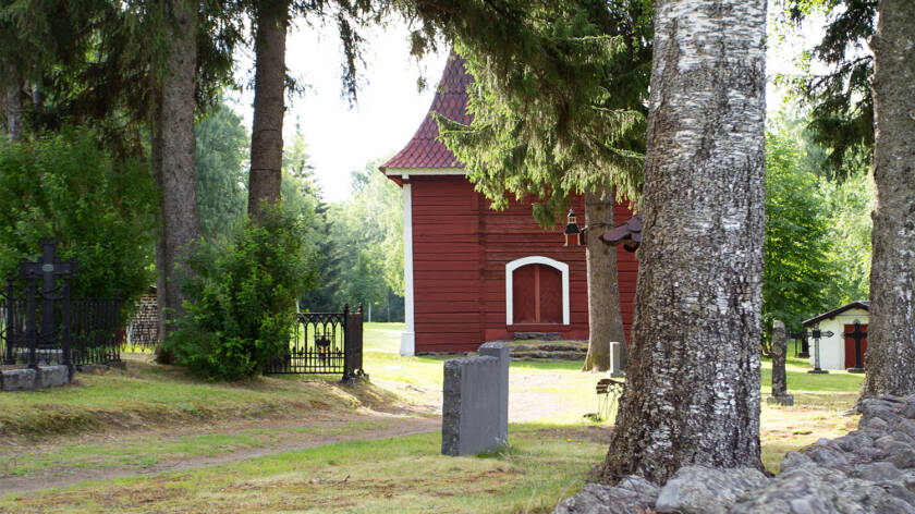 Vanha Kirkkoniemen kellotapuli kesällä ulkoapäin.