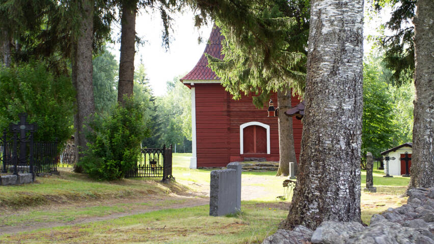 Vanha Kirkkoniemen kellotapuli kesällä ulkoapäin.