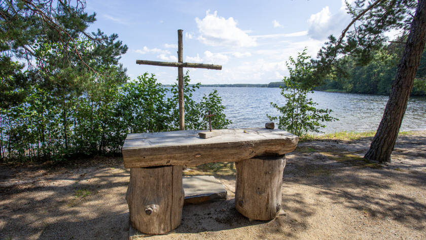Puinen alttari puisella ristillä Punkaharjun kirkkorannassa.