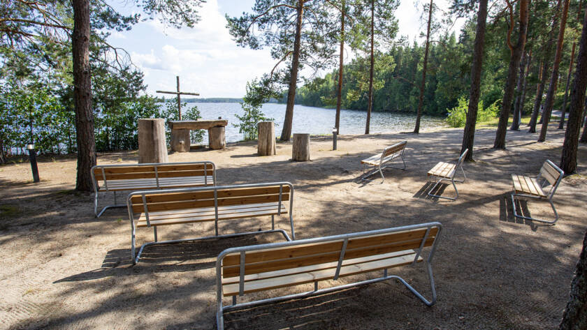 Penkkejä ja puinen alttari puisella ristillä Punkaharjun kirkkorannassa.