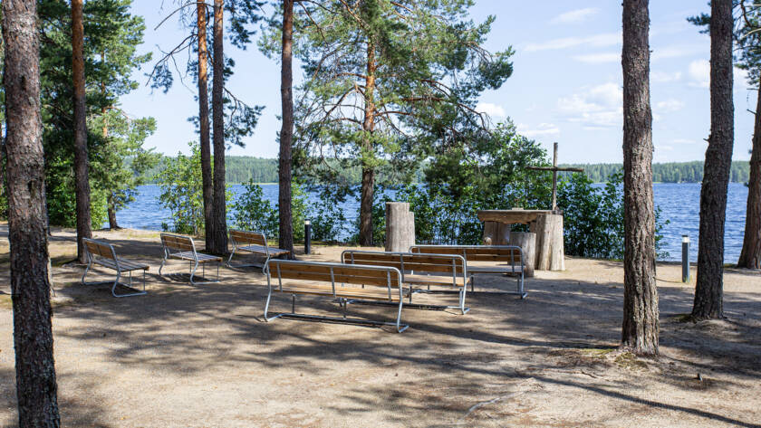 Penkkejä ja puinen alttari puisella ristillä Punkaharjun kirkkorannassa.