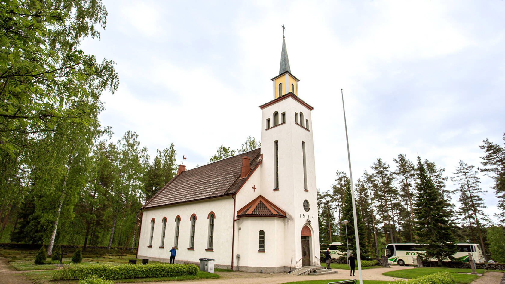 Lohikosken kirkko ulkoapäin kesällä.