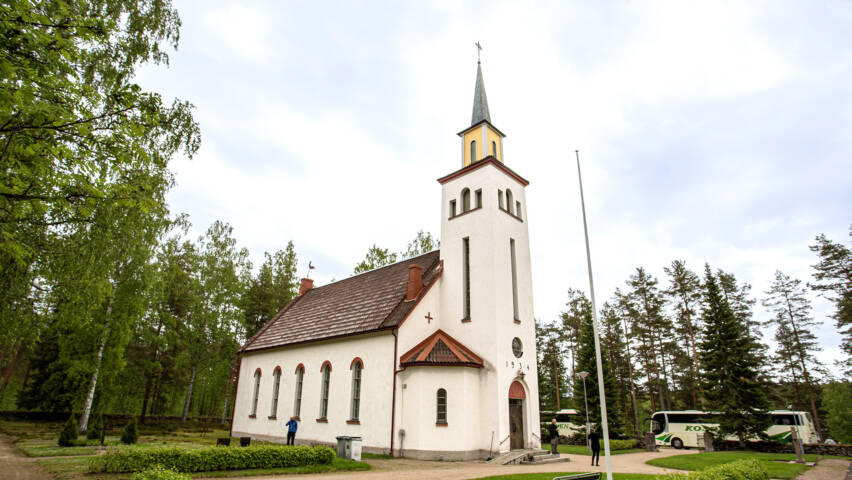 Lohikosken kirkko ulkoapäin kesällä.