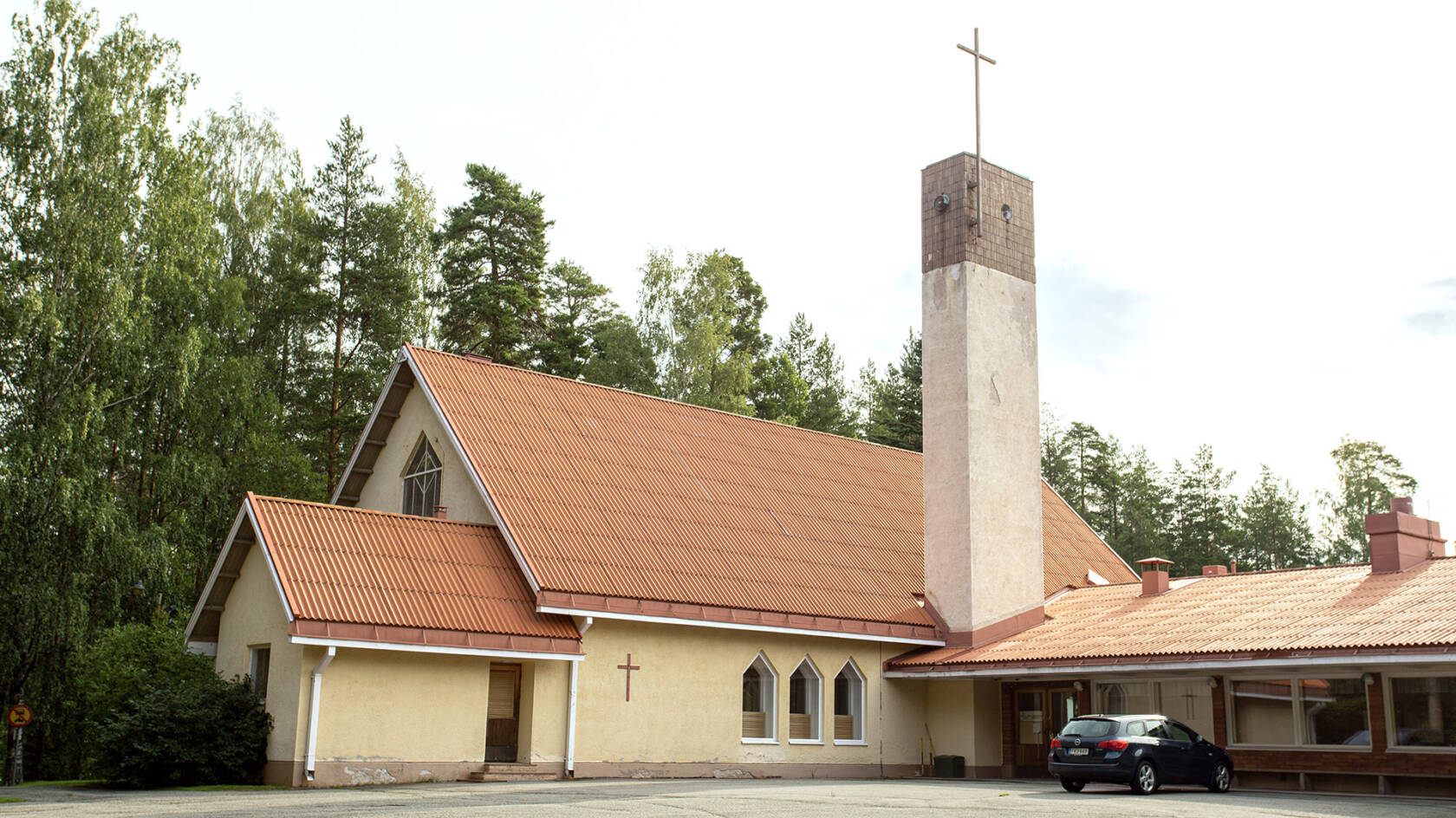 Pääskylahden kirkko ulkoapäin kesällä.