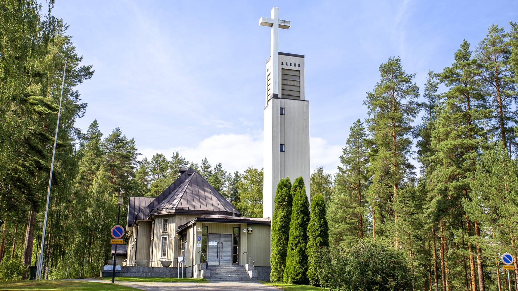 Punkaharjun kirkko kesällä ulkoapäin.