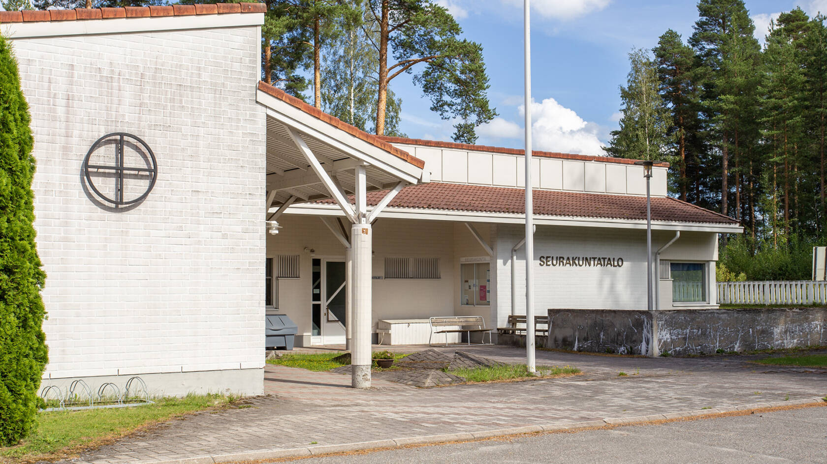 Punkaharjun seurakuntatalo ulkoapäin kesällä.
