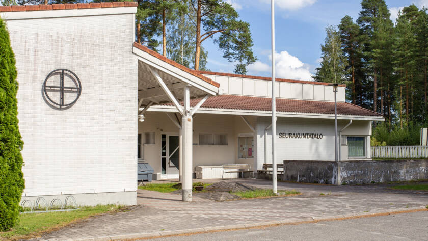 Punkaharjun seurakuntatalo ulkoapäin kesällä.