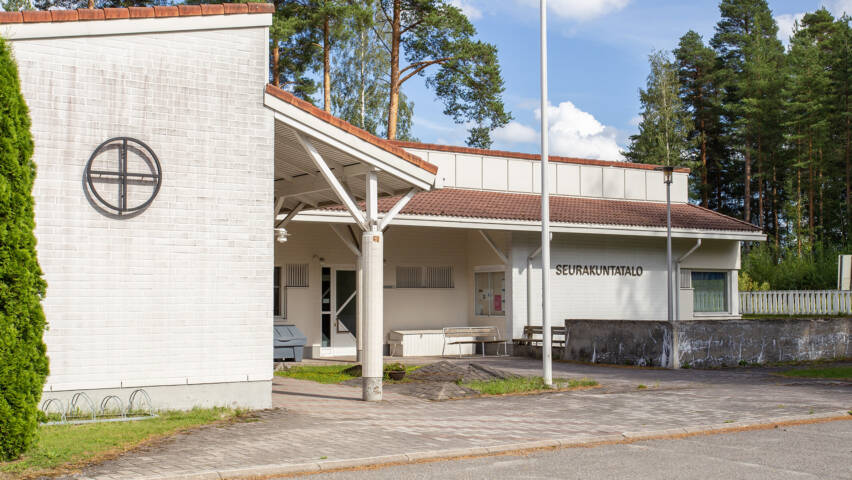 Punkaharjun seurakuntatalo ulkoapäin kesällä.