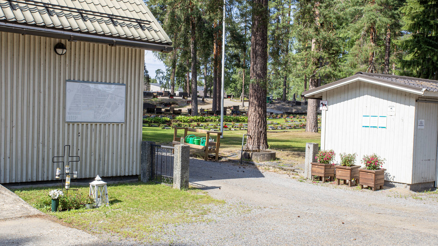 Punkaharjun vanhan hautausmaan portti kesällä.