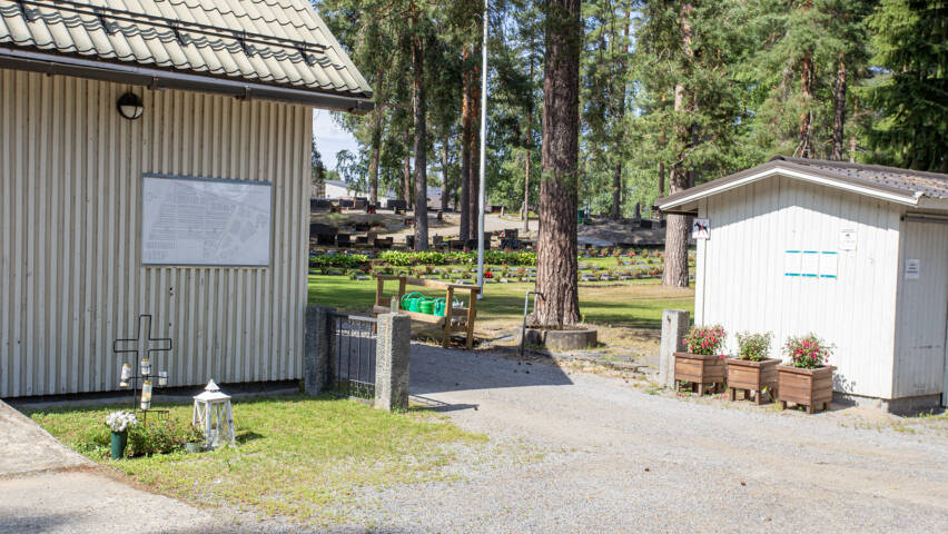 Punkaharjun vanhan hautausmaan portti kesällä.