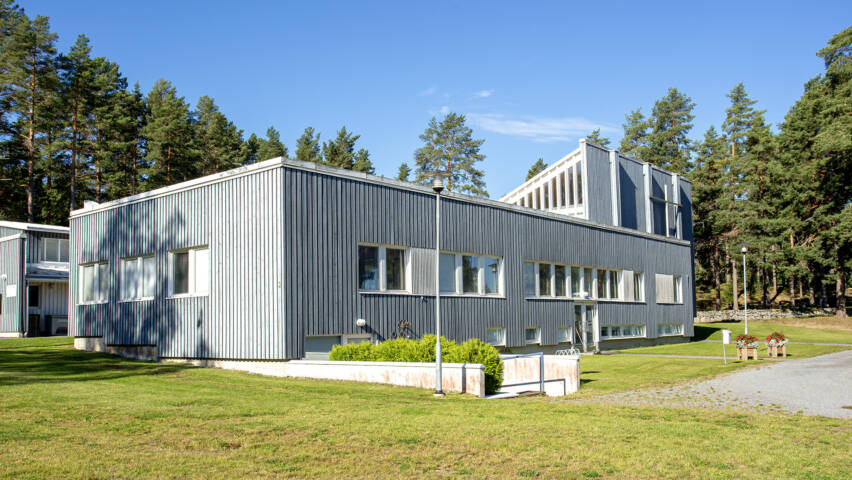 Rantasalmen seurakuntatalo kesällä ulkoapäin.