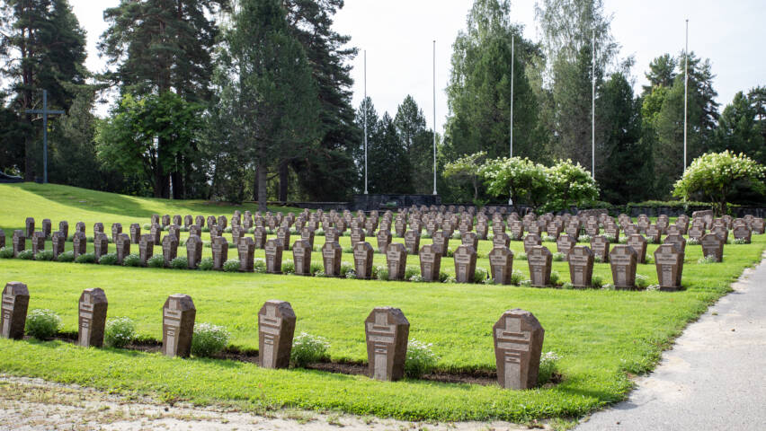 Talvisalon hautausmaan sankarihaudat.