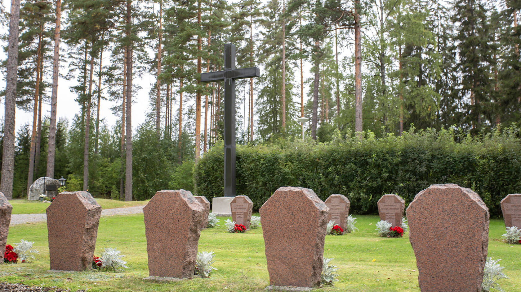 Sankarihautoja vierekkäin kesällä.