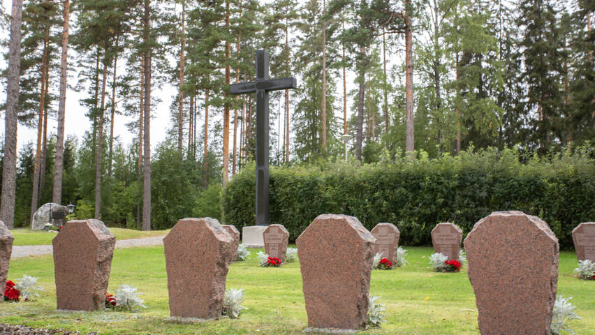 Sankarihautoja vierekkäin kesällä.